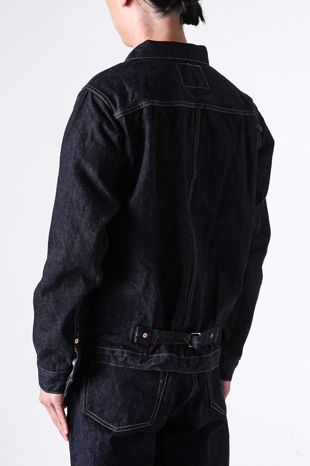 30's Jacketの斜め後ろ姿、肩から腰へ続く輪郭