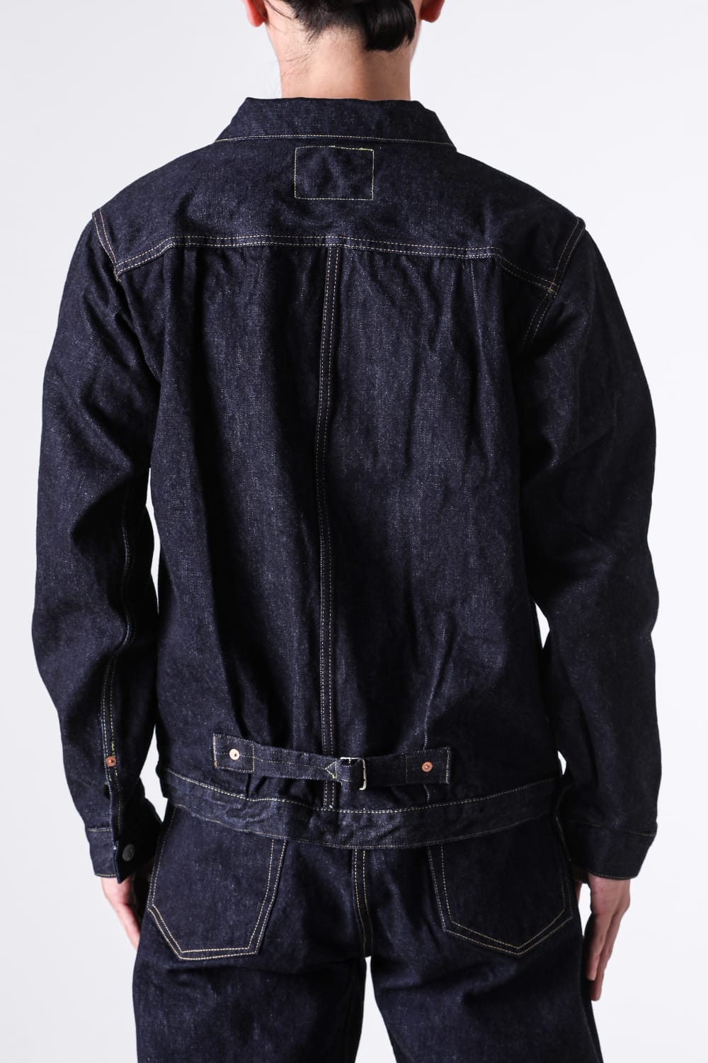 30's JacketのTバックとシンチを正面後方から見た背面