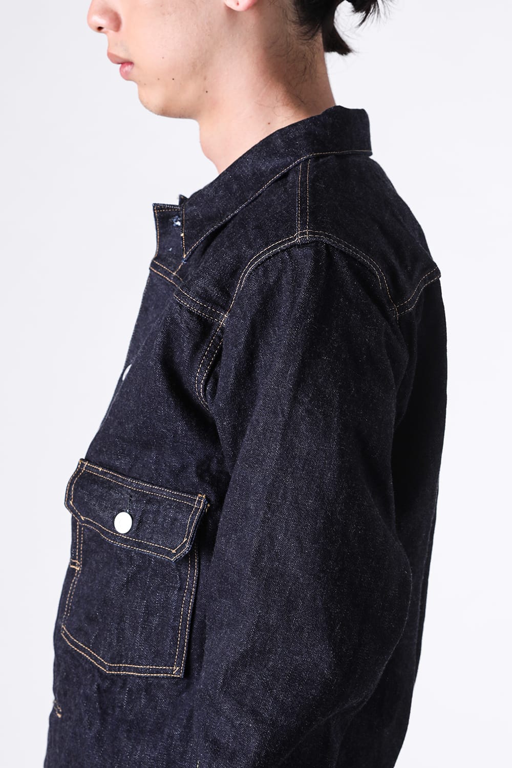 30's Jacketの肩から胸ポケットへ続く縫い目を横から見た姿