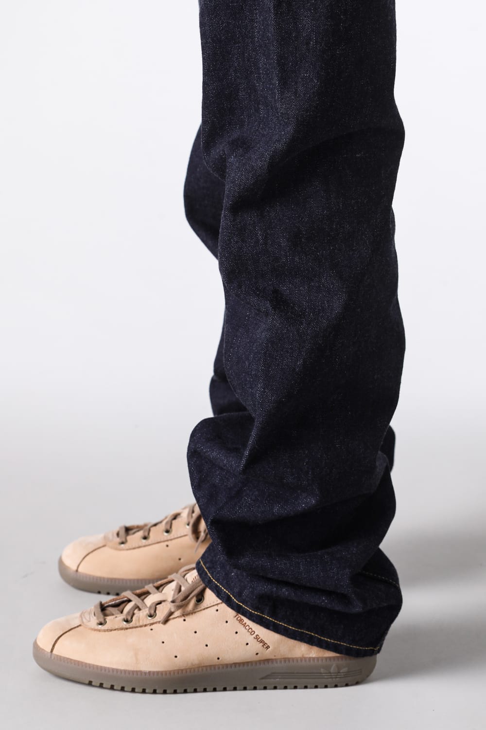 30's Jeans Cの裾を淡い靴の上へためた横の足元