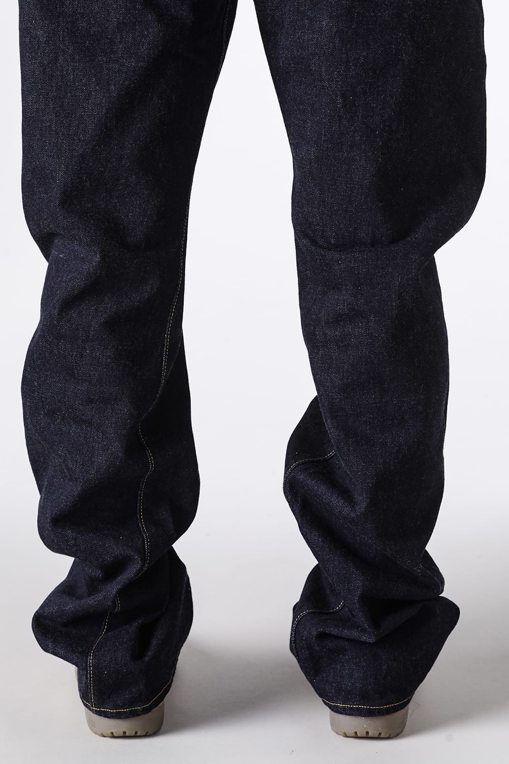 30's Jeans Cの後ろ裾と靴、脚の後ろのしわ