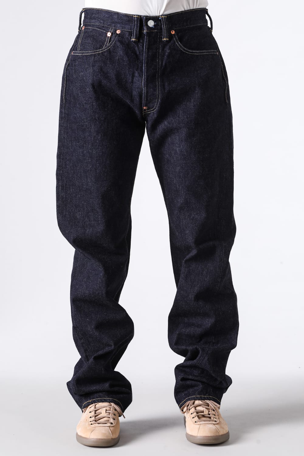 TCB 30's Jeans Cの正面。腰から裾までの太いシルエット