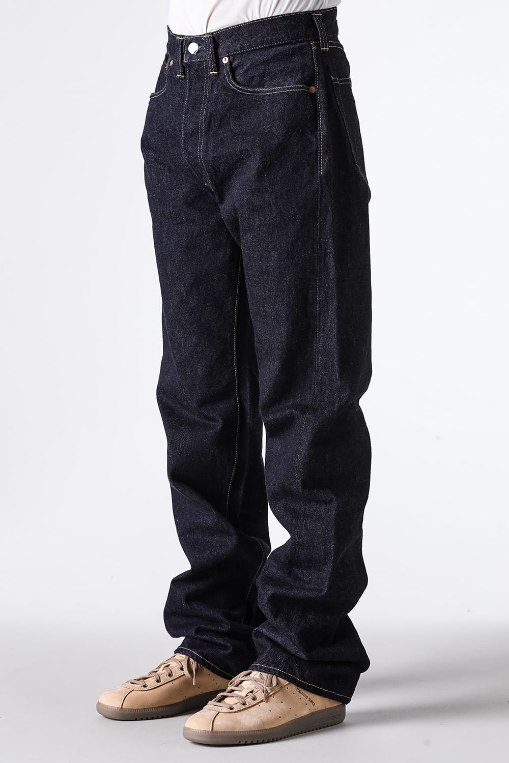 30's Jeans Cを斜め前から見た、腰から裾の全体