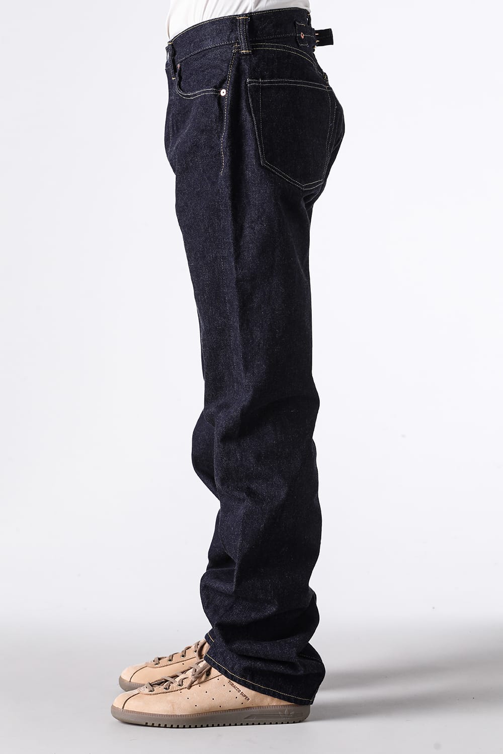30's Jeans Cの腰とヒップ、腿から裾の横姿