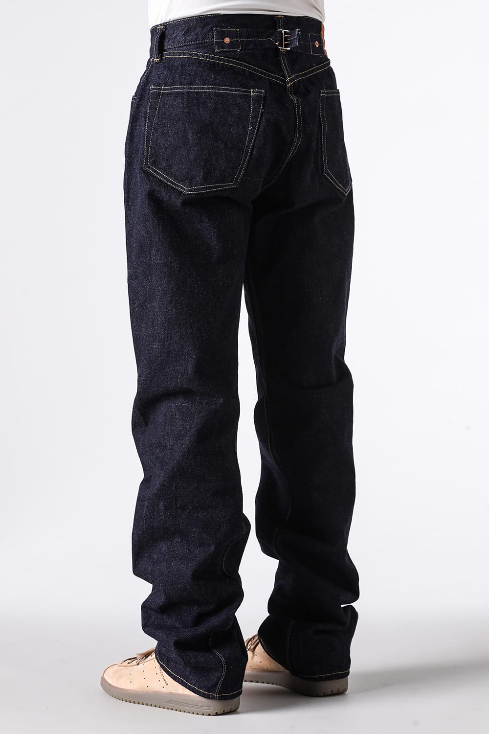30's Jeans Cの斜め後ろから見たヒップと太い脚
