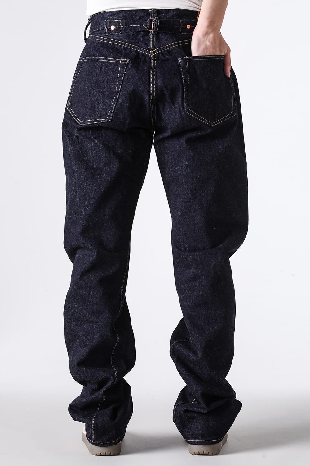 30's Jeans Cの後ろポケットに手を入れた穿き姿