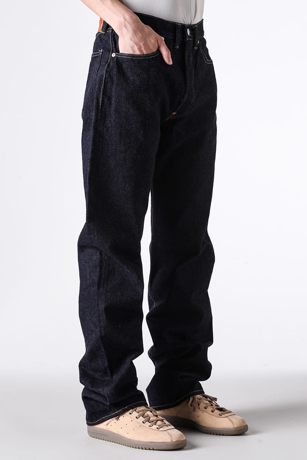 30's Jeans Cのポケットに手を入れた斜め前の穿き姿