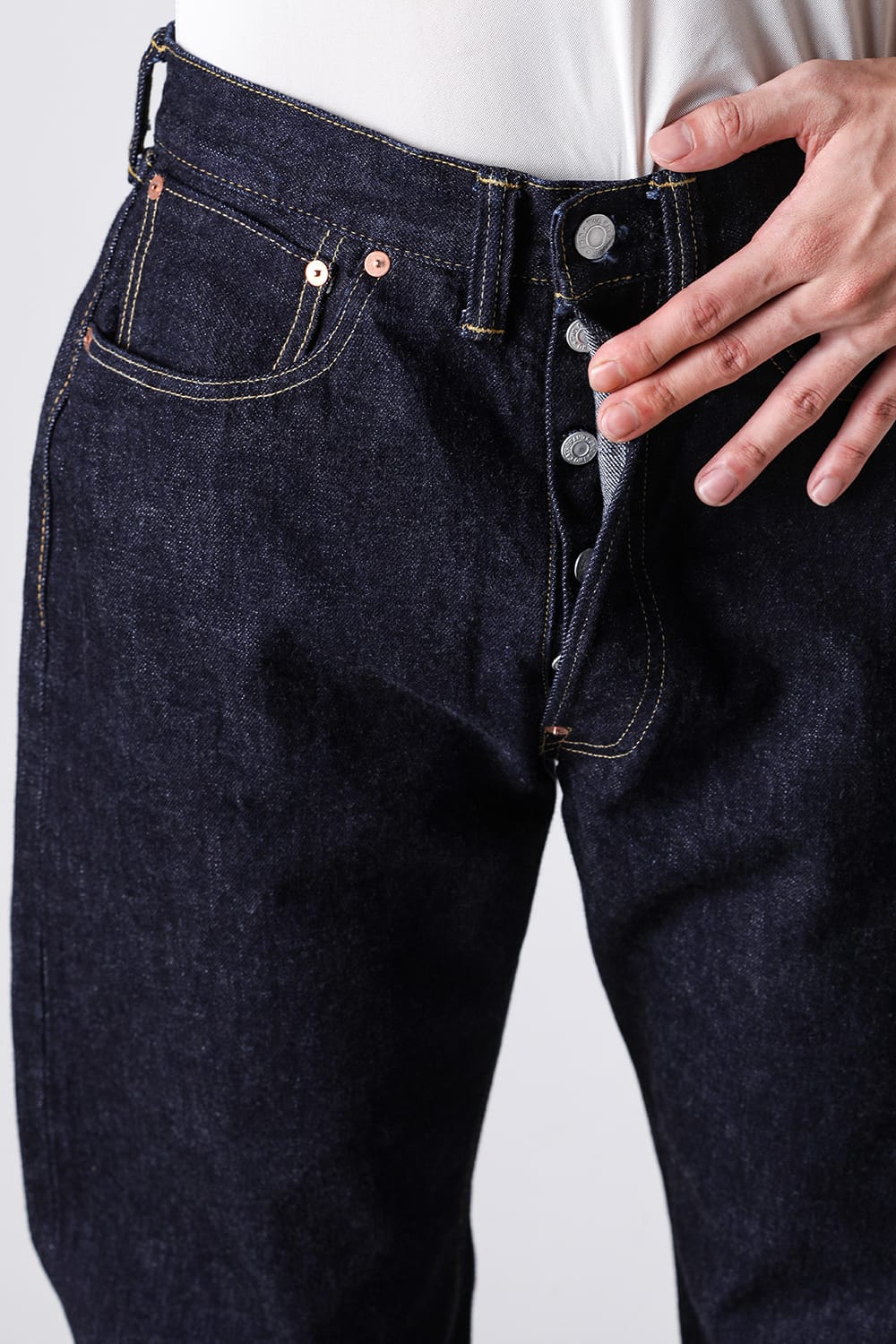 30's Jeans Cの前立てを開き、ボタンフライを見せた姿
