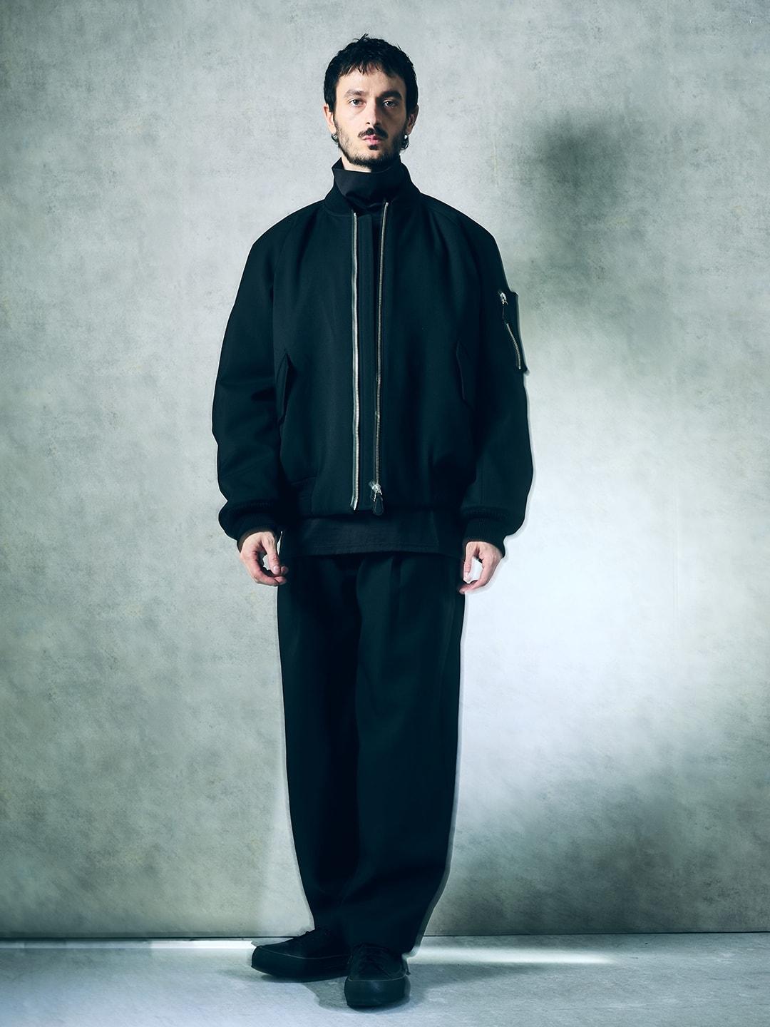 「赤みを帯びた黒」と表現される、深みのある黒のウールギャバジン生地