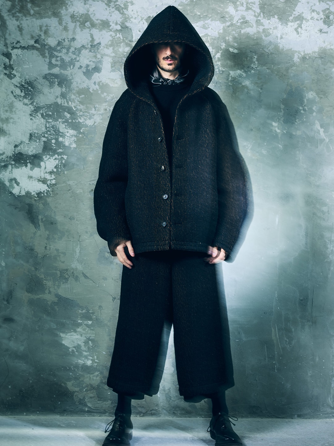 独特のネップ感と温かみのある表情を持つ、インド手織り生地のクローズアップ