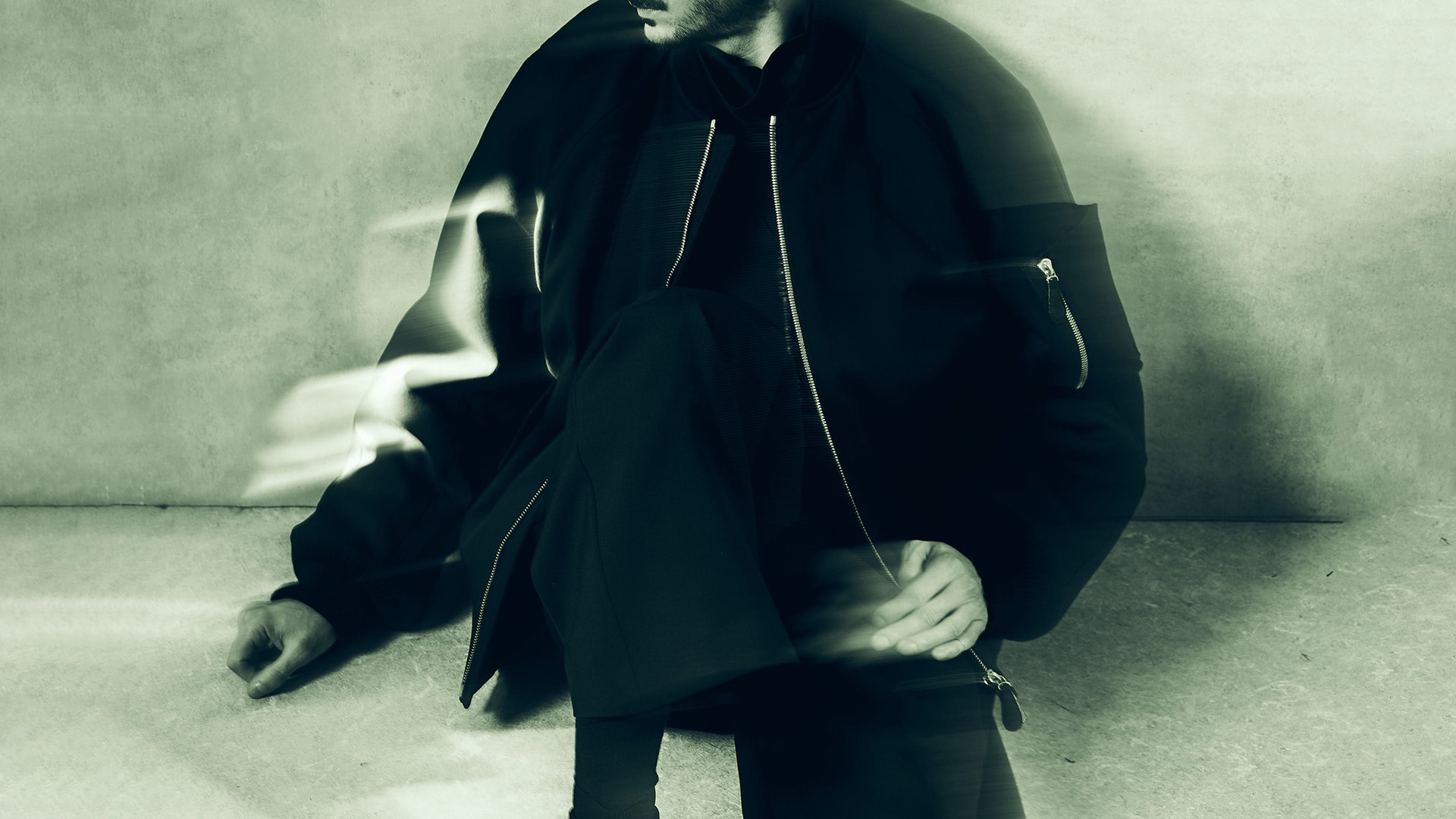 CROMAGNONのルック。モデルがリラックスした雰囲気のコートとパンツを着用している。