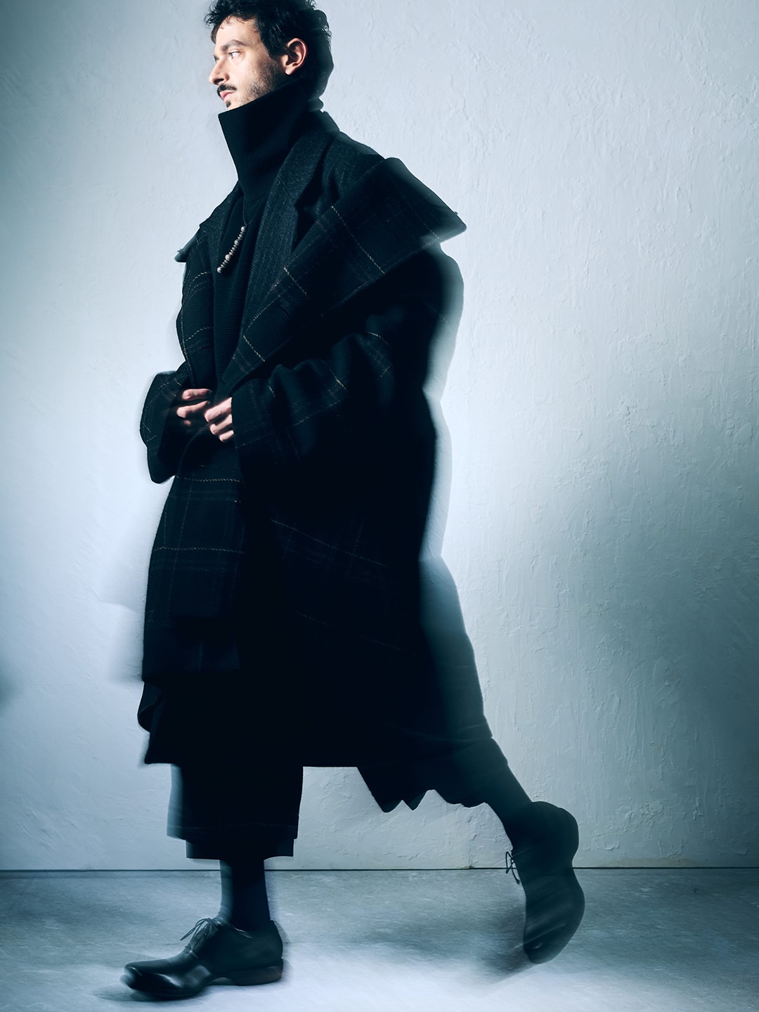 普遍性を感じさせる、シンプルながらも存在感のあるCROMAGNONのコートスタイル