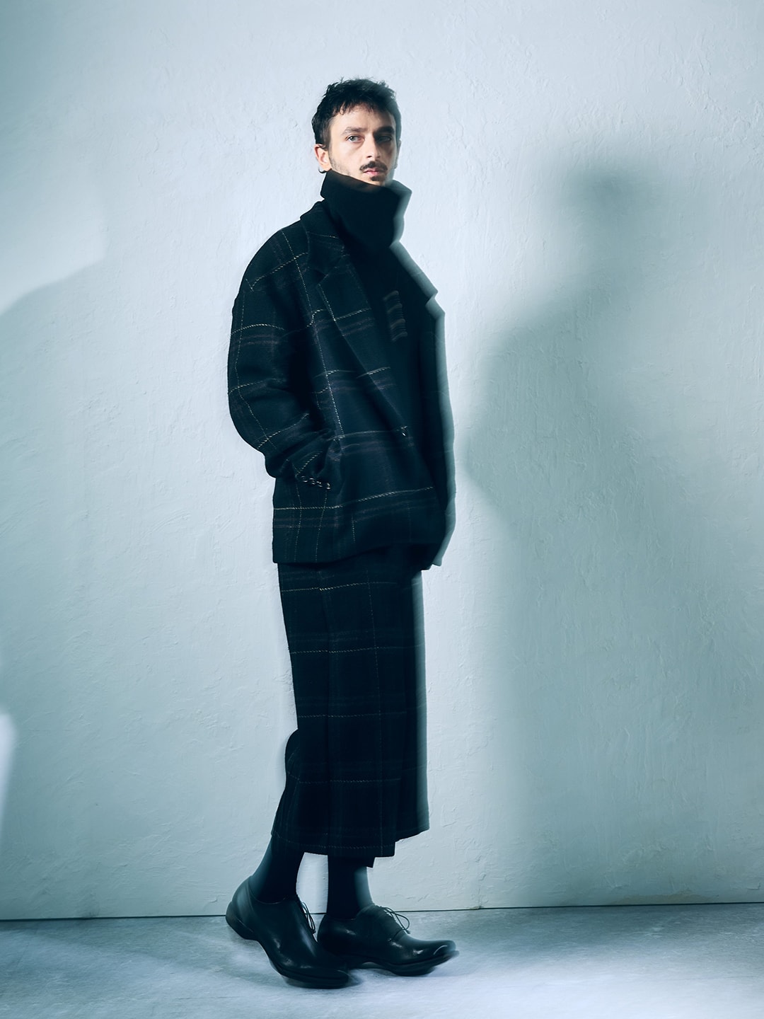 ボルドーやネイビーで構成された、シックなチェック柄のウール生地のディテール