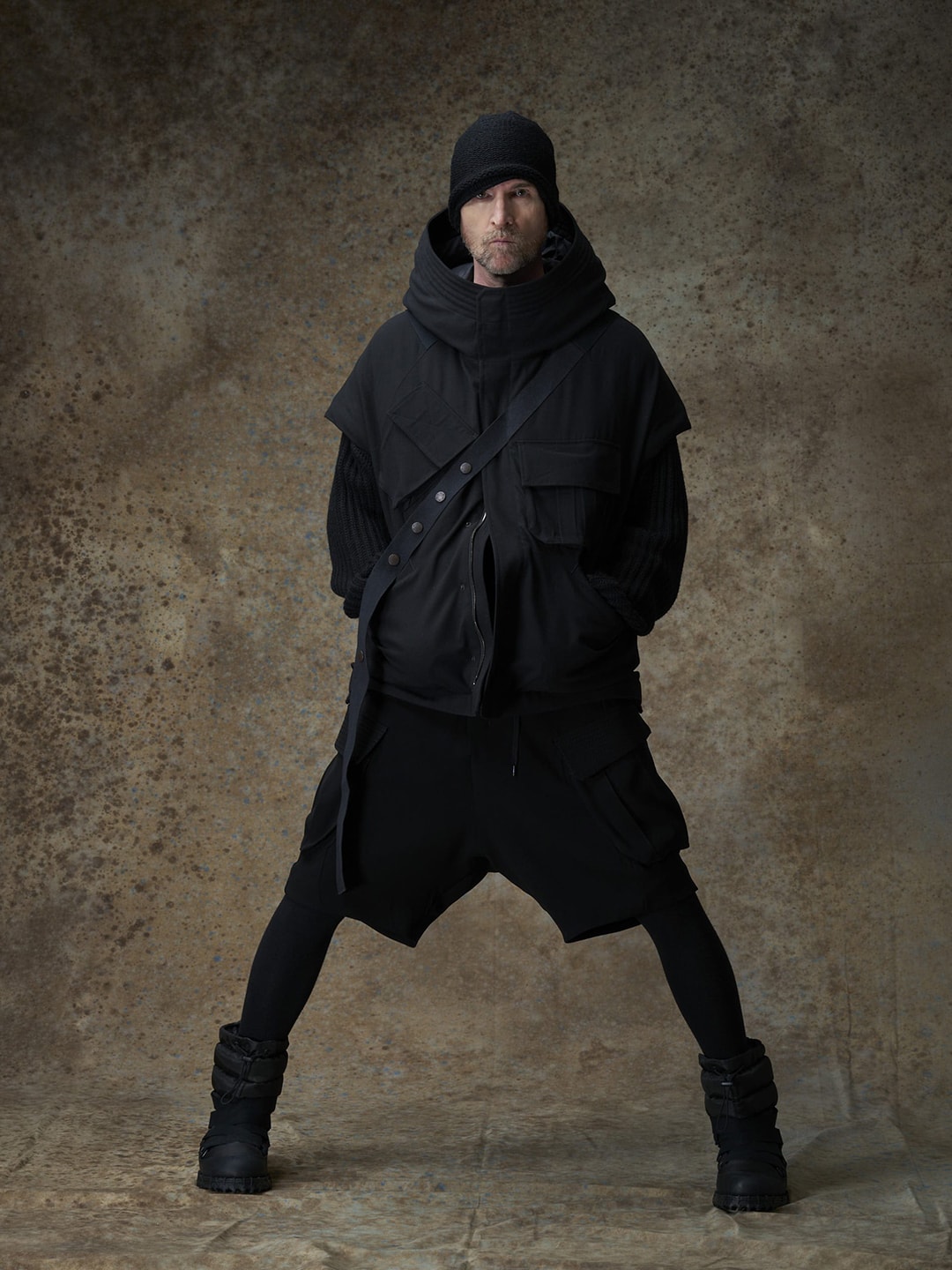 DEVOA 25-26AW ダウンベストを着用したルック