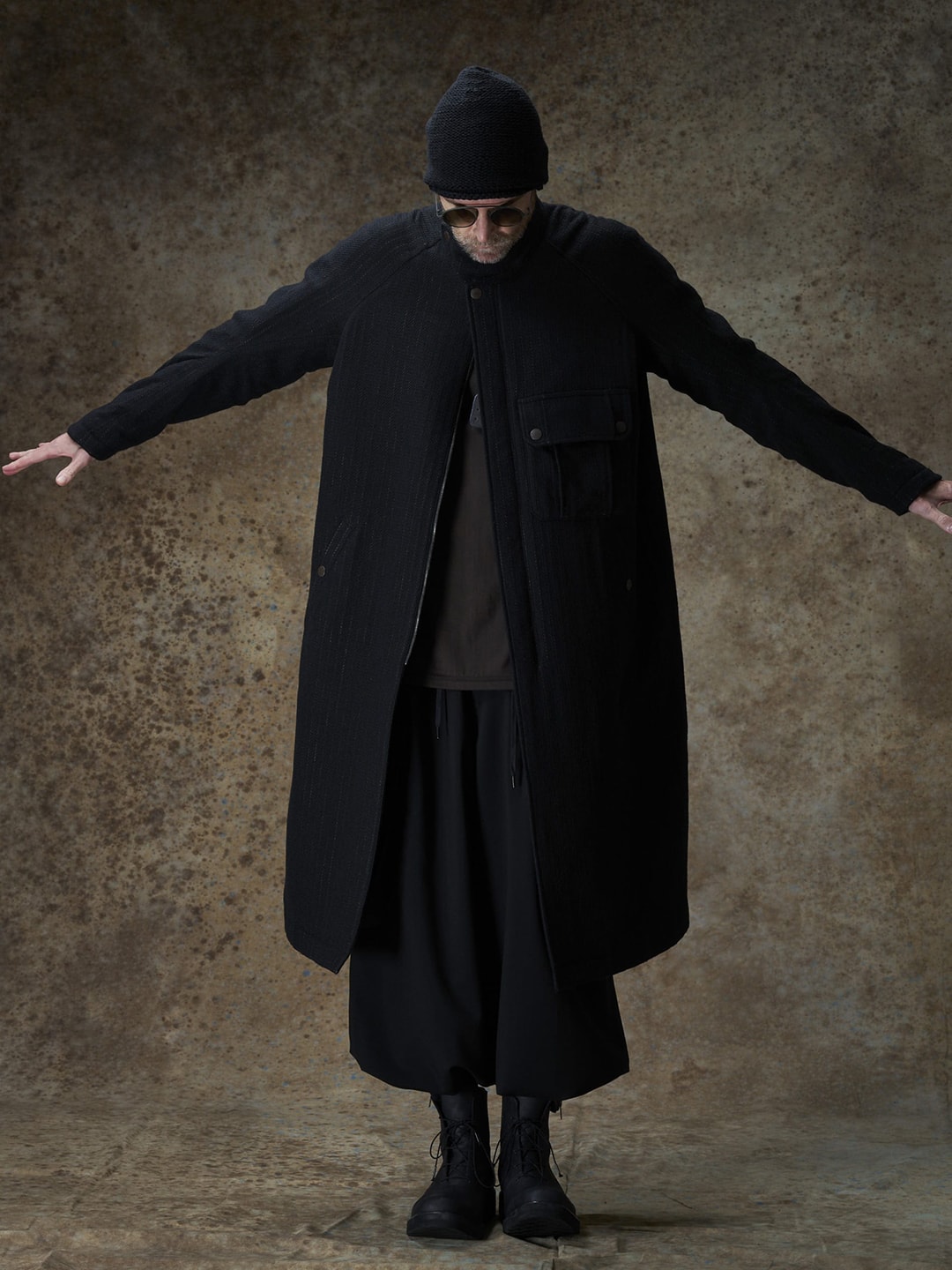 DEVOA 25-26AWの独自のシルエットを示すルック