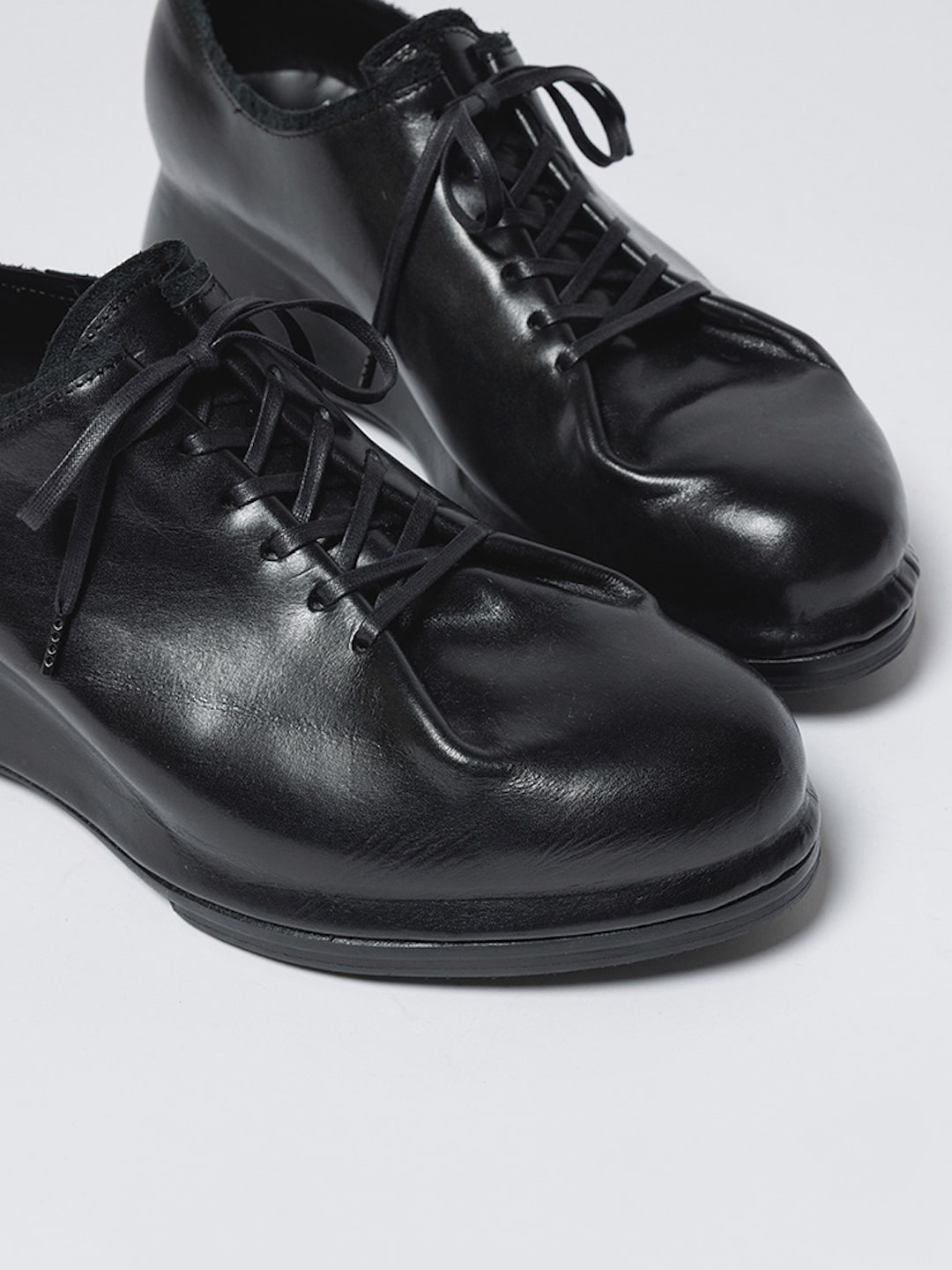 Single-piece leather in-heel shoes from the KIDS LOVE GAITE collaboration