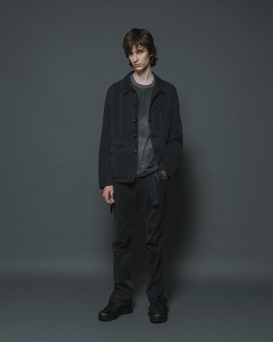 The Viridi-anne 26SS styling with a landscape-print T-shirt worn under a jacket