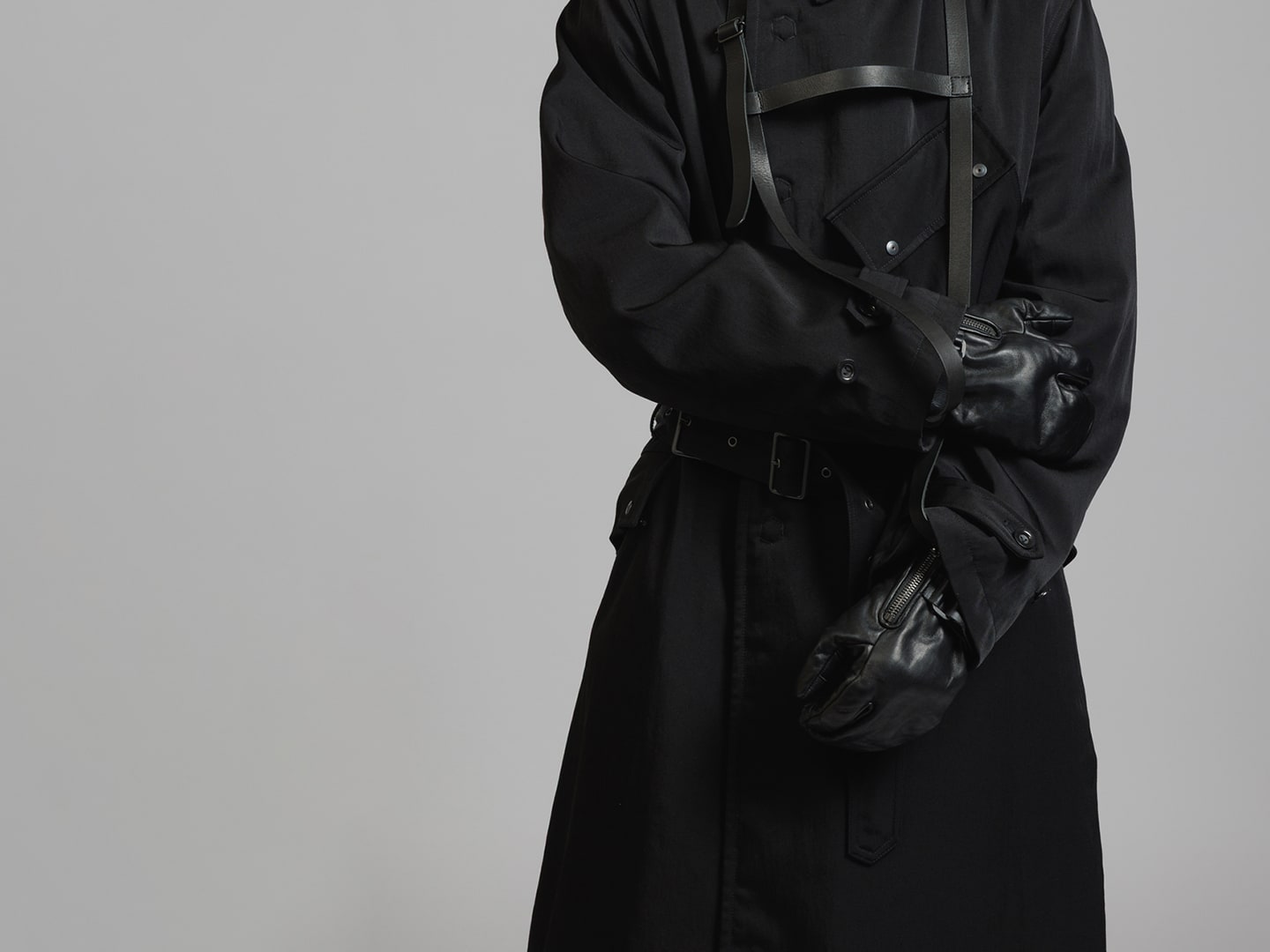 Embroidered pants and D.HYGEN collaboration gloves