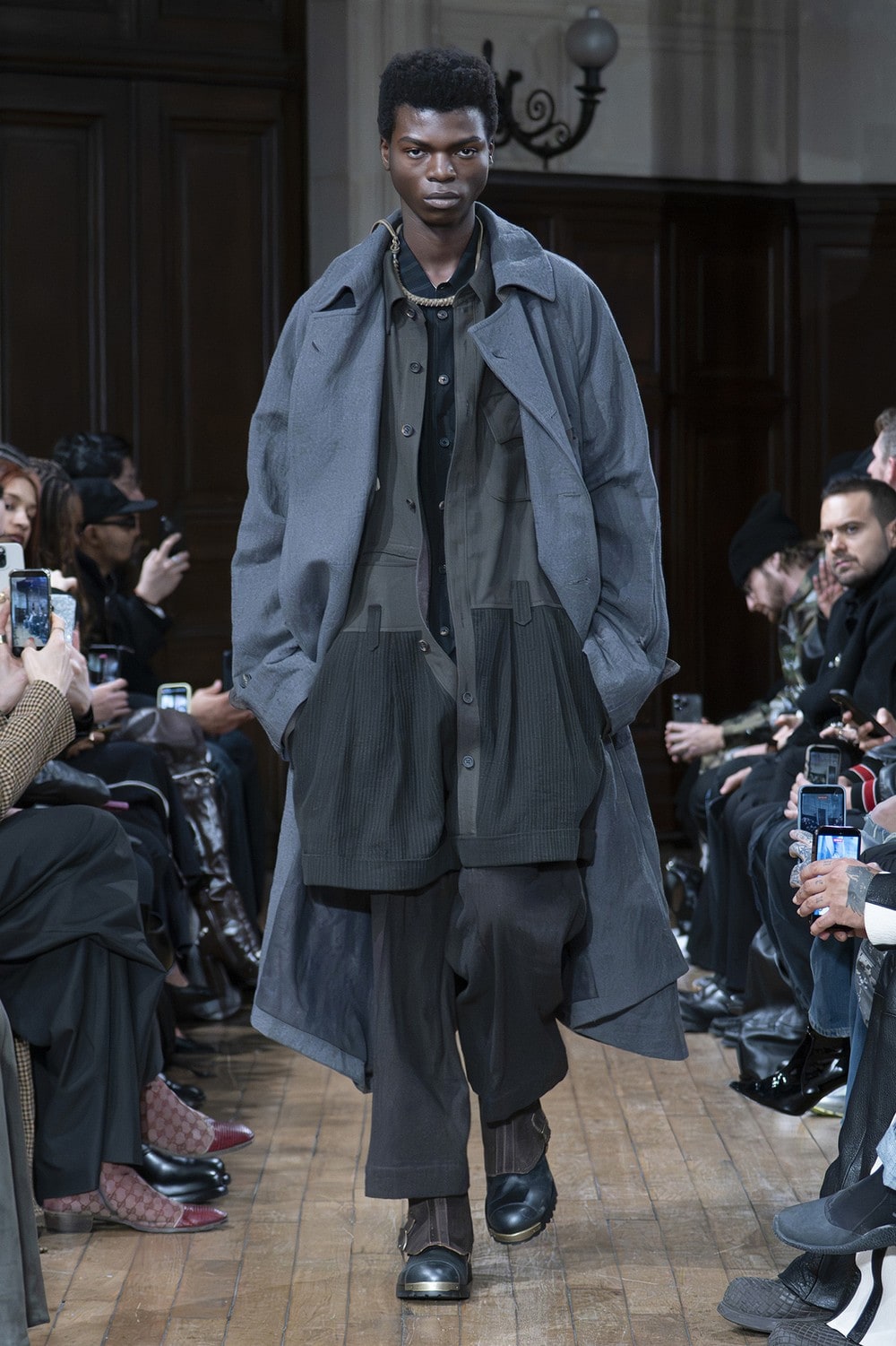 ZIGGY CHEN 2026–27AW：グレーのコートとジャケット、パンツを重ねた全身ルック