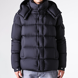 最新 2025AW モンクレール　ハイブリッドカーディガン　ネイビー 4P103 MONCLER（モンクレール） CARDIGAN KNIT ロゴパッチ付き ニット