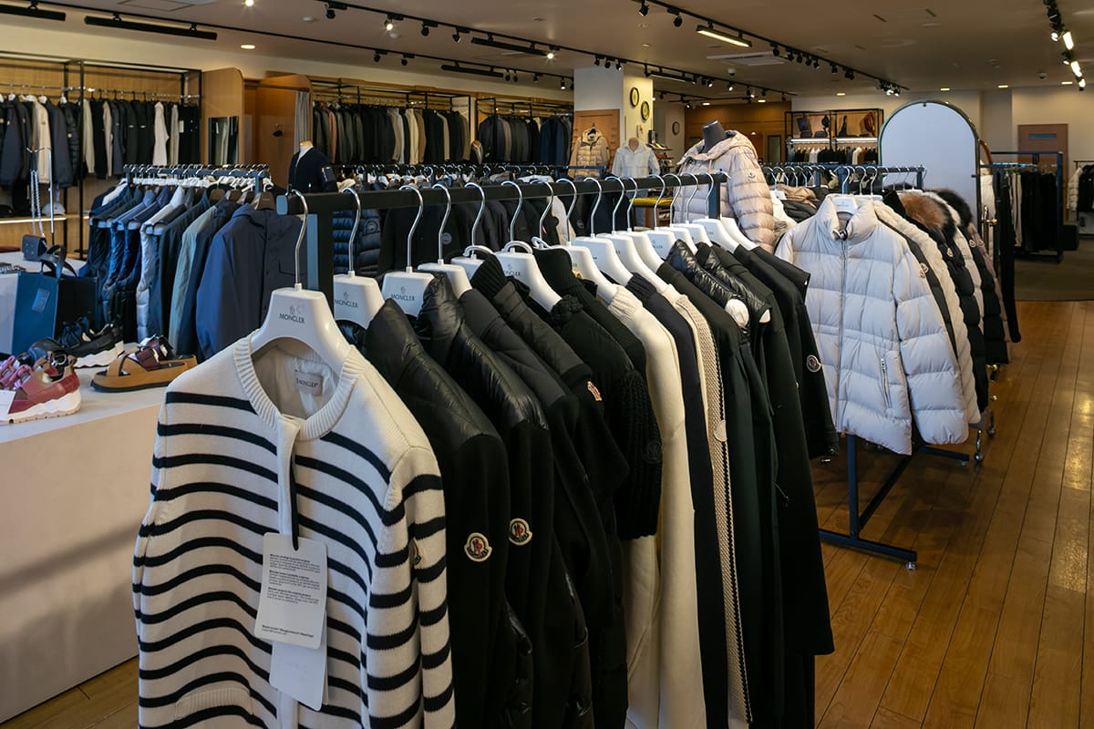 MARUTAMIBOND 釧路 店内のMONCLER（モンクレール）レディース展開コーナー