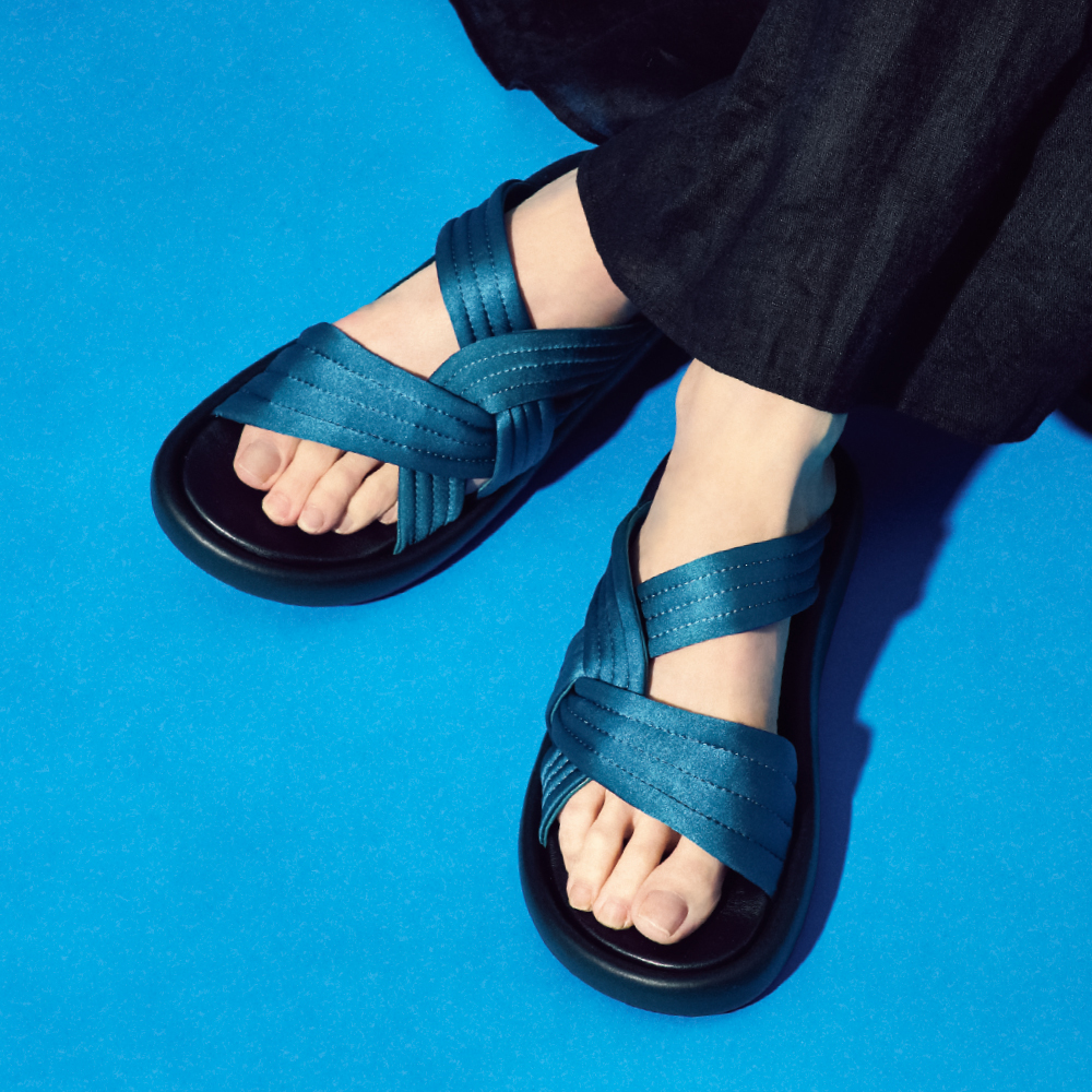 フルイドラインフットベッドサンダル 940