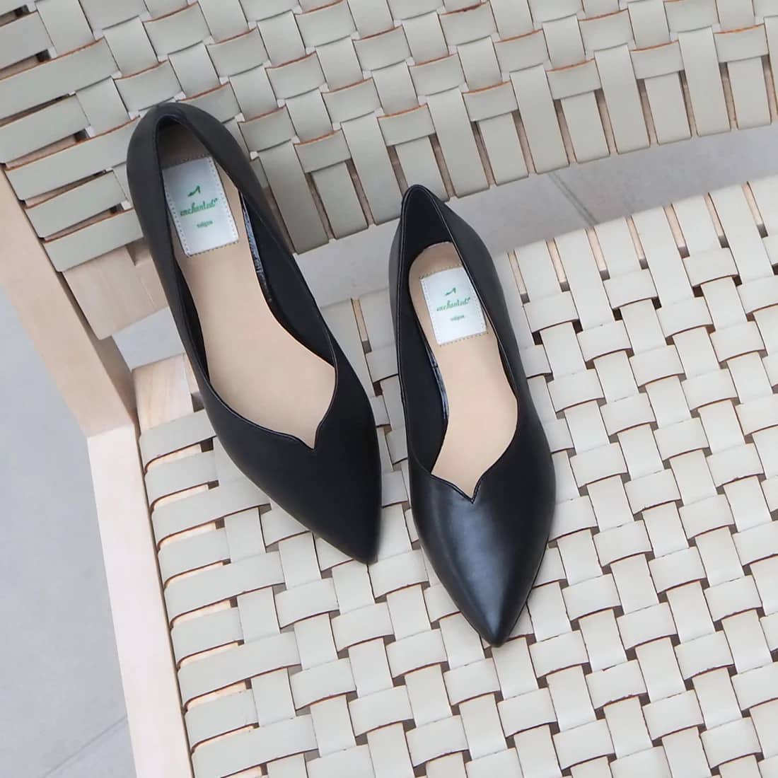 エンチャンテッドenchanted本革Vカットフラットシューズ