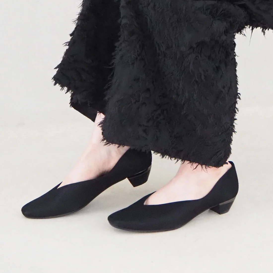 本革Vカットスクエアトゥパンプス（ブラックメタリック）