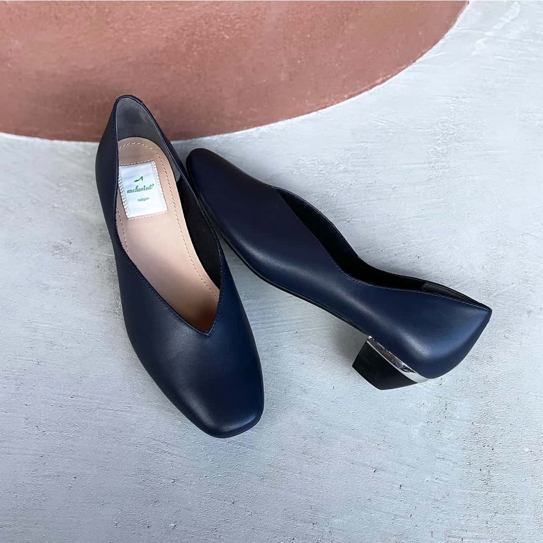 本革Vカットスクエアパンプス（ネイビー）