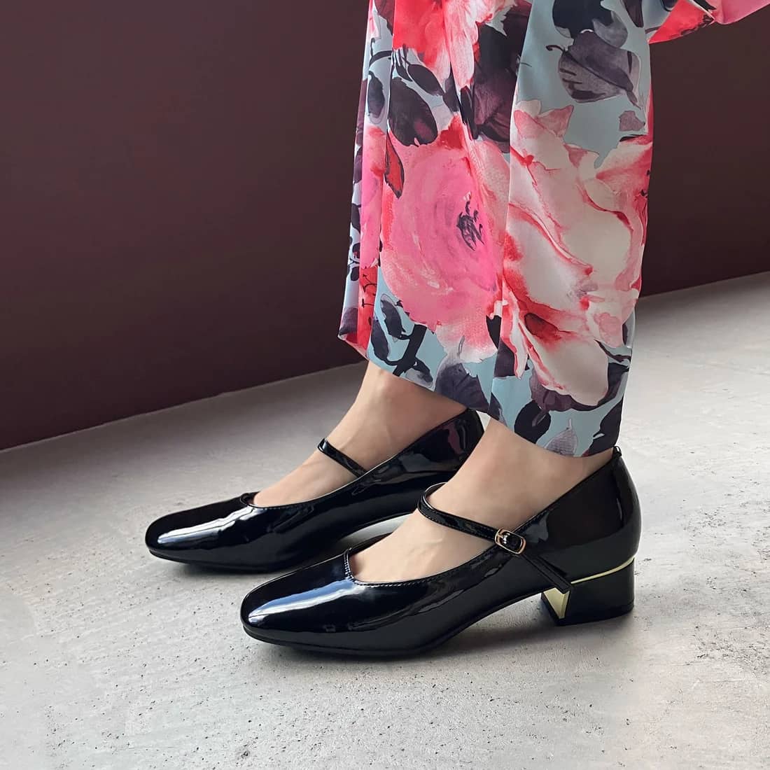 晴雨兼用スクエアトゥレインストラップパンプス