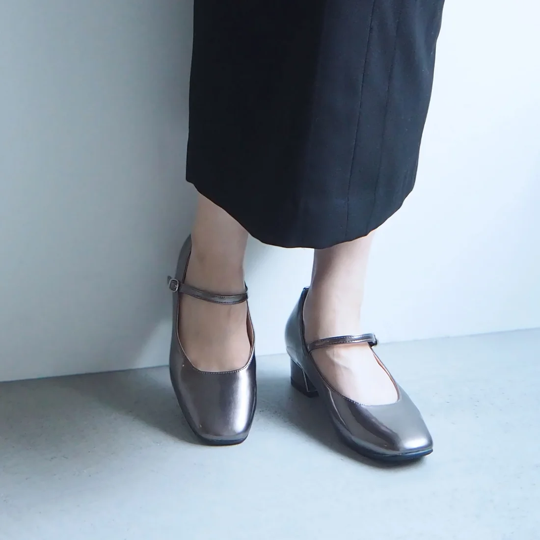 晴雨兼用スクエアレインストラップパンプス（ダークシルバーエナメル）