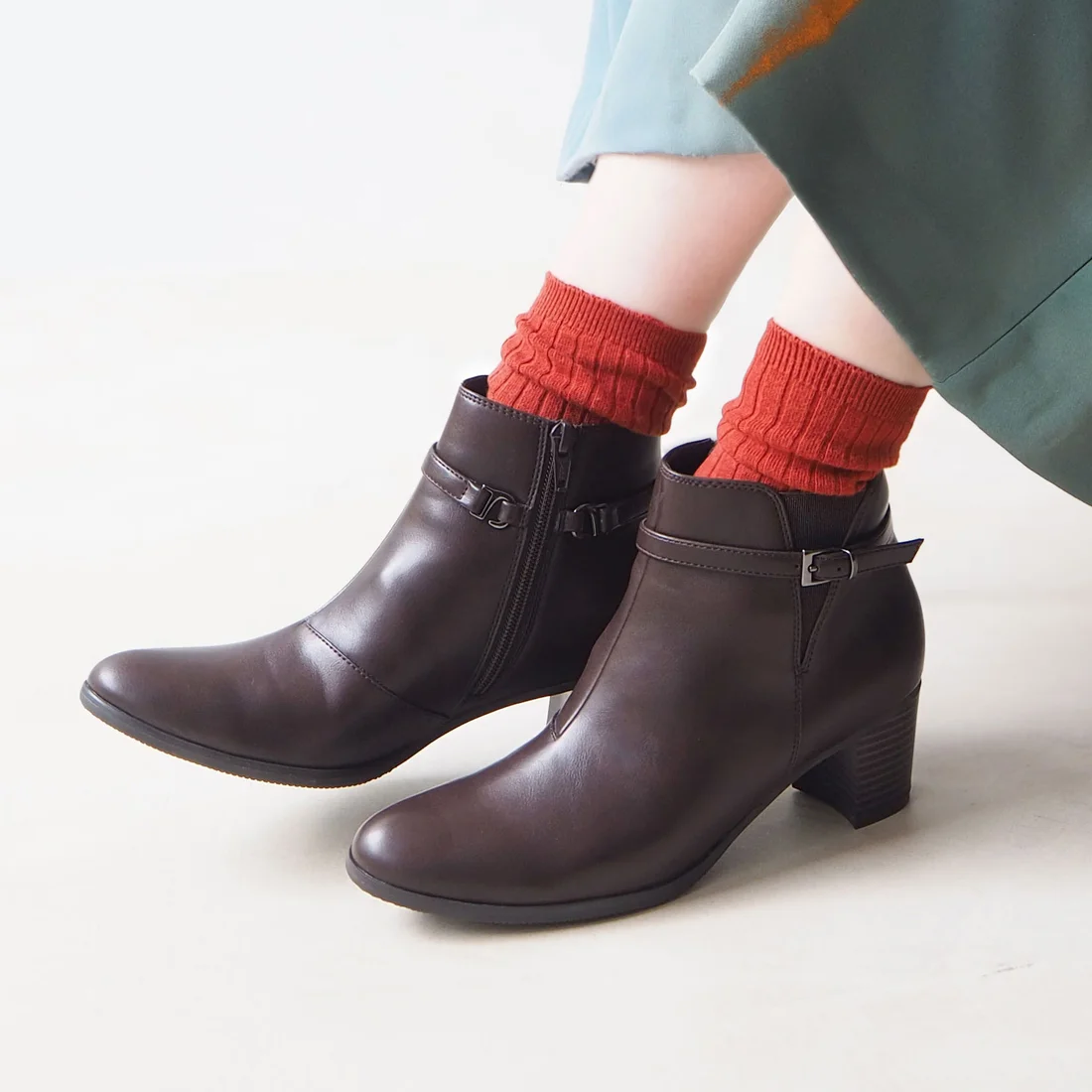 《晴雨兼用》ベルト付きレインショートブーツ（ダークブラウン）