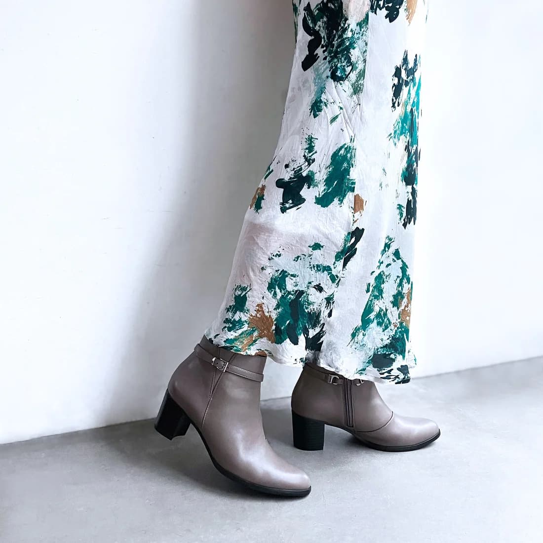 ベルト付きレインショートブーツ（グレージュ）