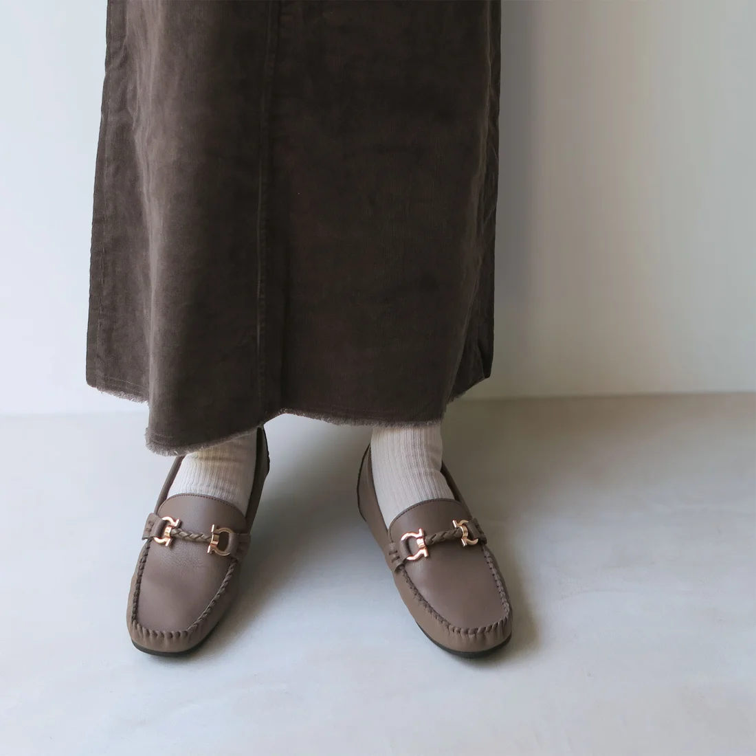 ソフトビットモカシンフラットシューズ（ダークグレージュ）