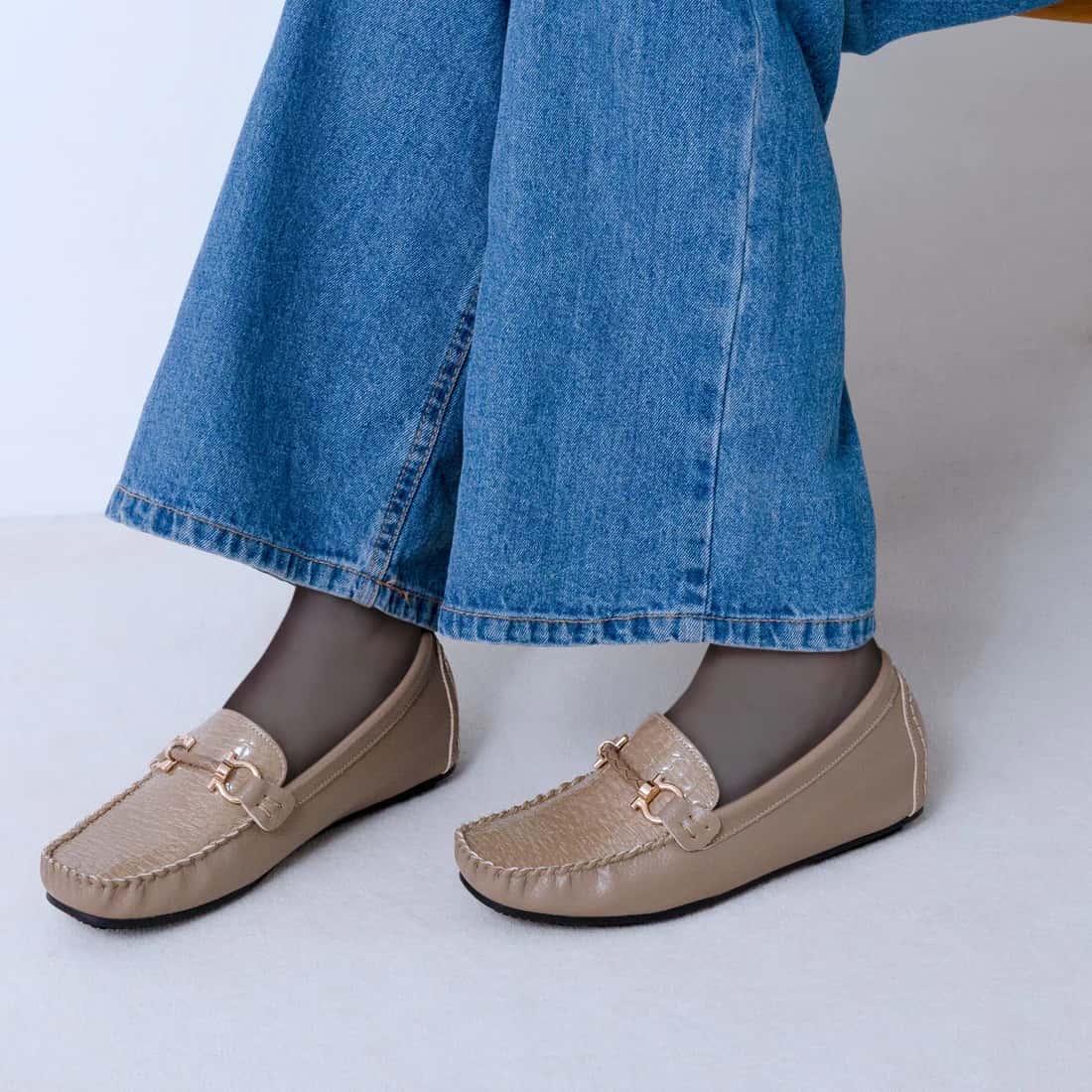 ソフトビットモカシンフラットシューズ（グレージュコンビ）