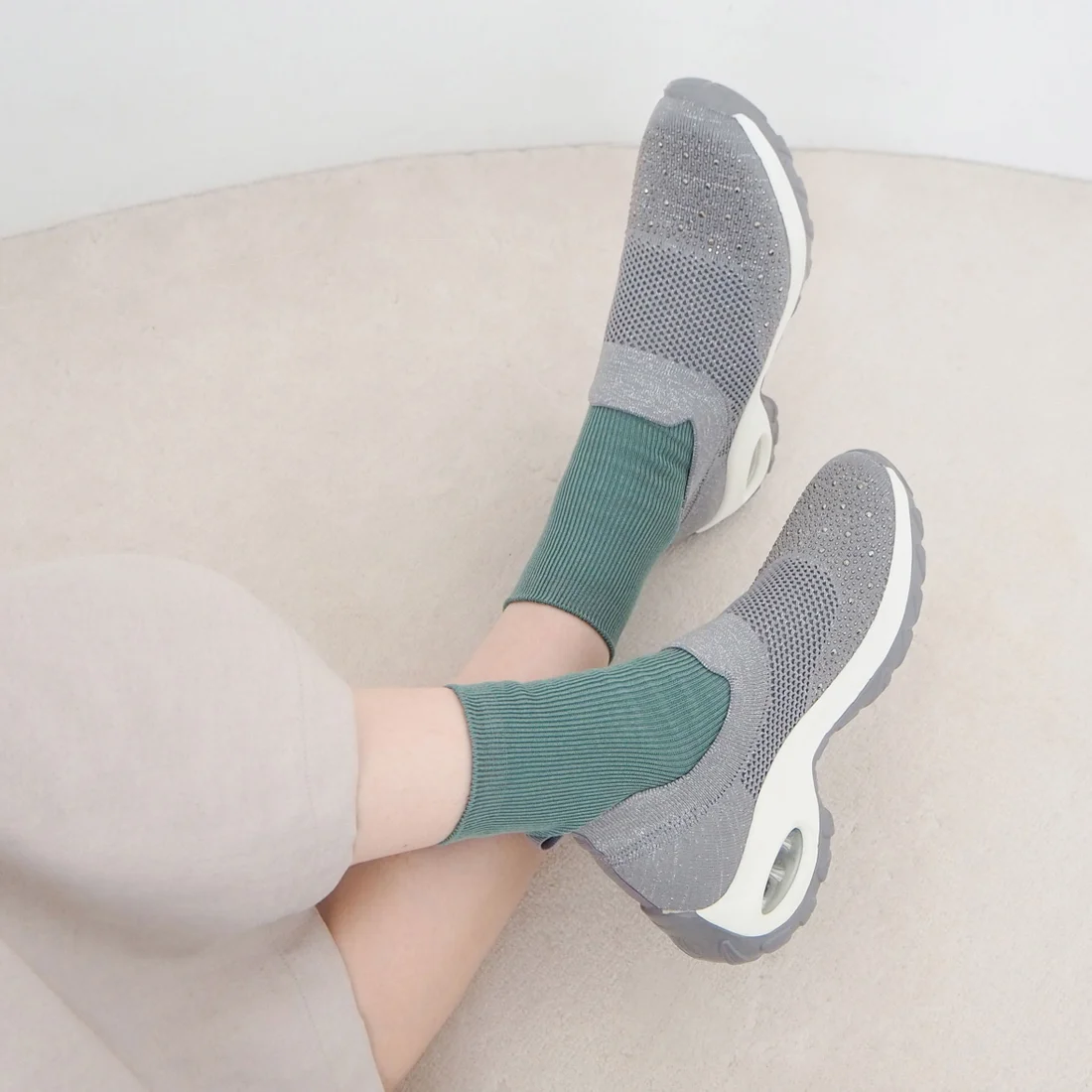 エアライクジュエルスリッポンスニーカー（ライトグレー）