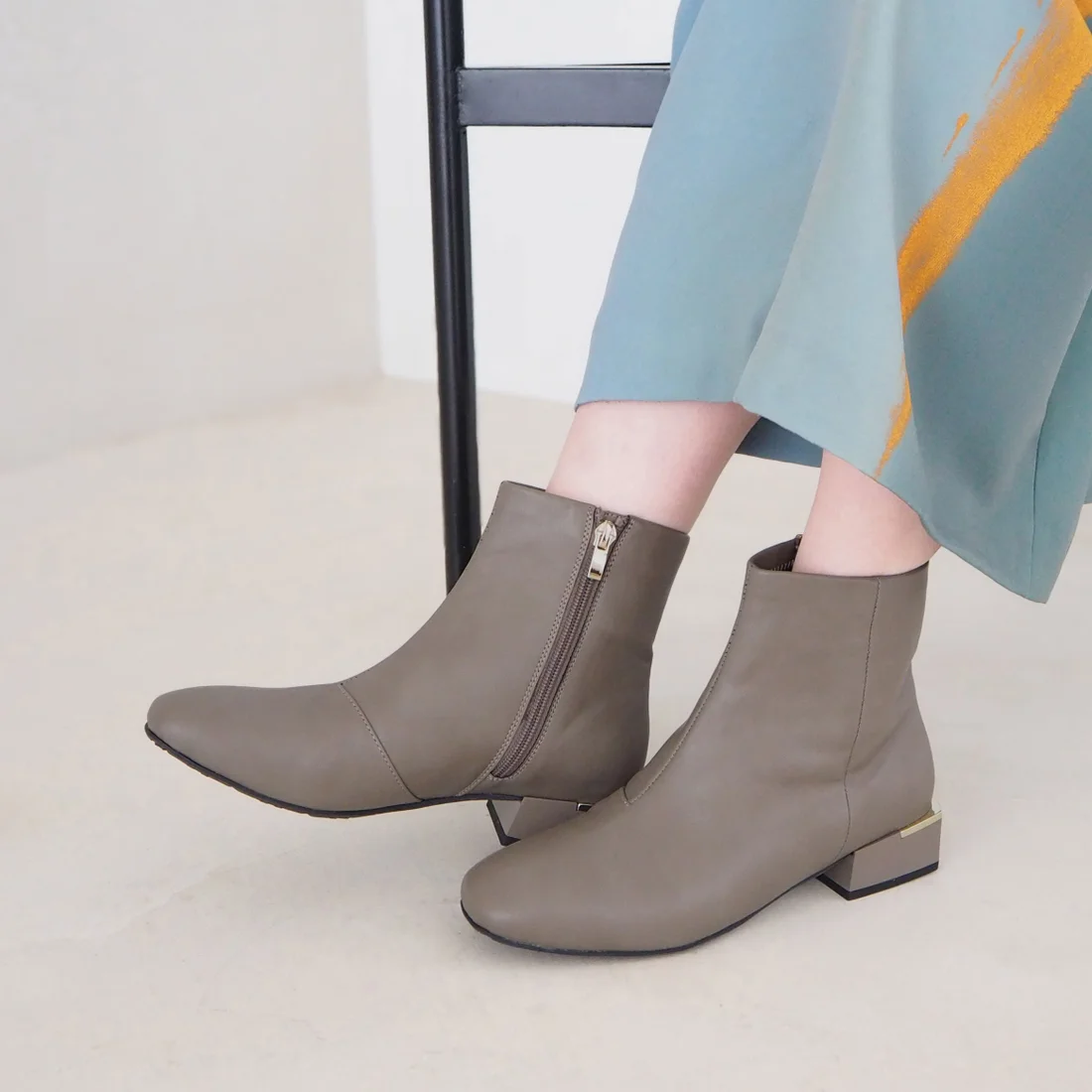 晴雨兼用アクセントヒールサイドジップショートブーツ（グレー）
