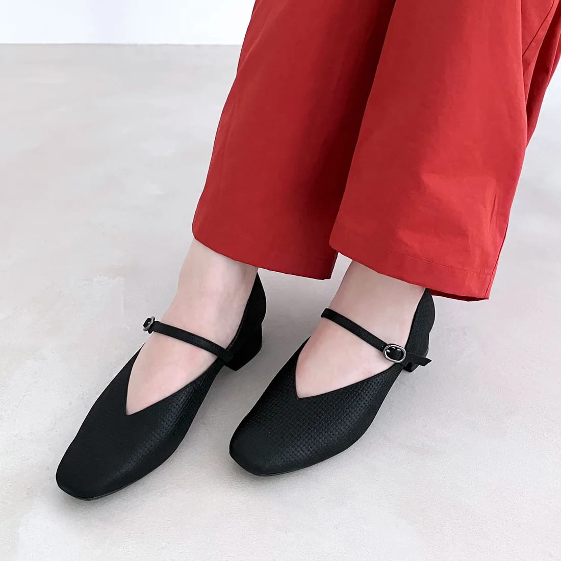 本革Vカットスクエアメリージェーンパンプス(ブラックメタリック)