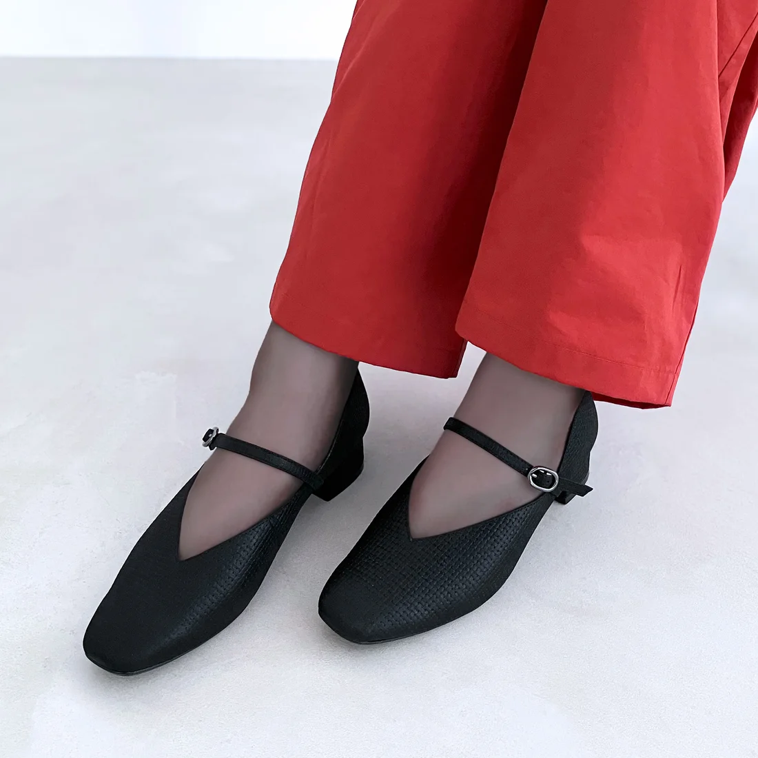 本革Vカットスクエアメリージェーンパンプス（ブラックメタリック）