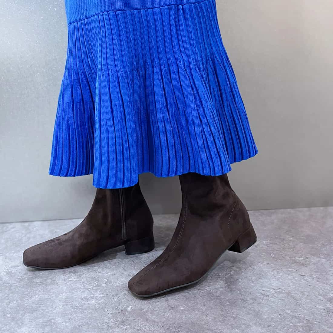 センターシームサイドジップストレッチショートブーツ（ダークブラウンスエード）