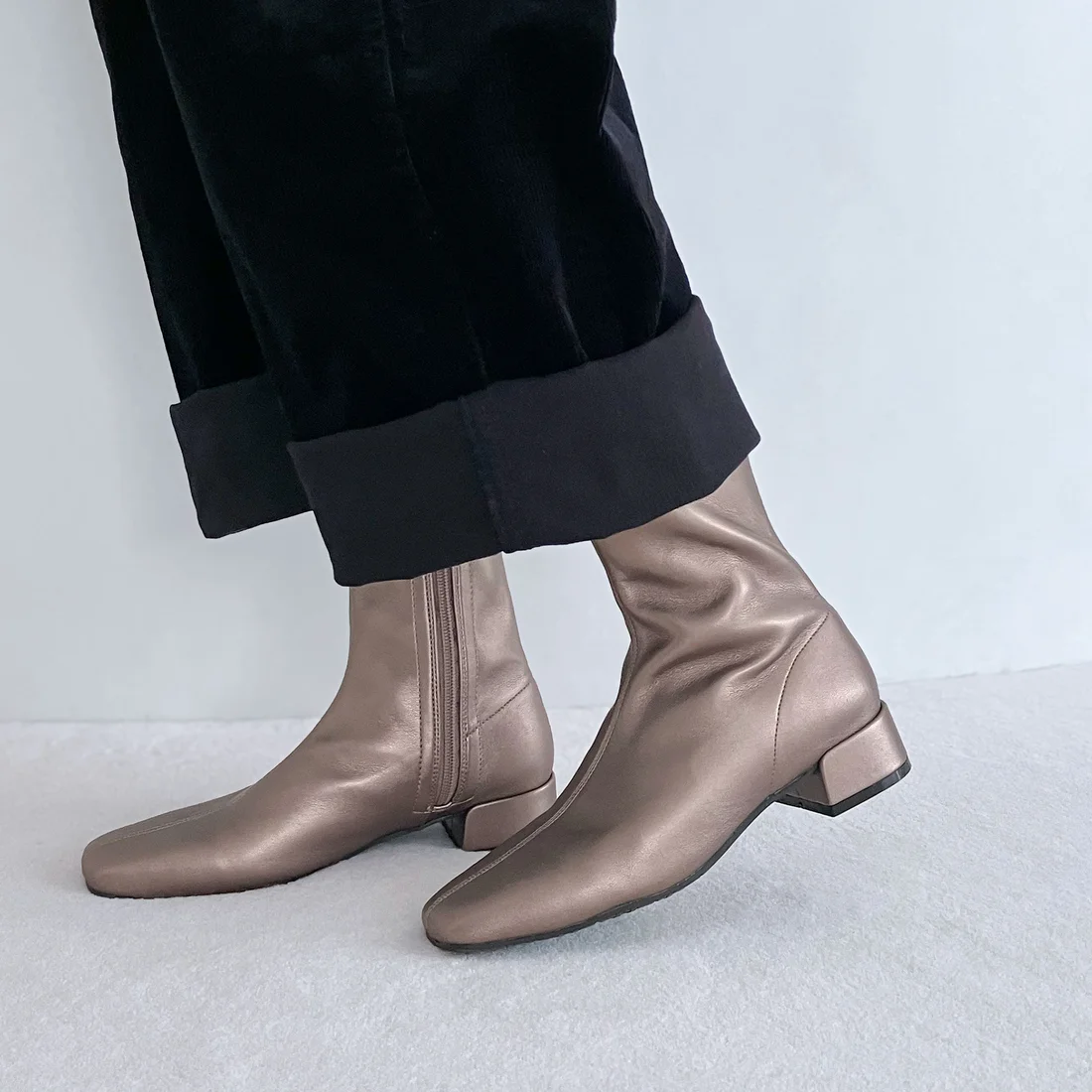 センターシームサイドジップストレッチショートブーツ（ライトブロンズ）