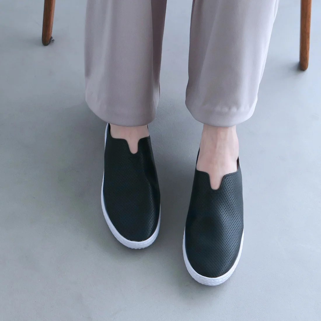 【魔法の靴】パンチングメッシュソフトバブーシュ（ブラック）