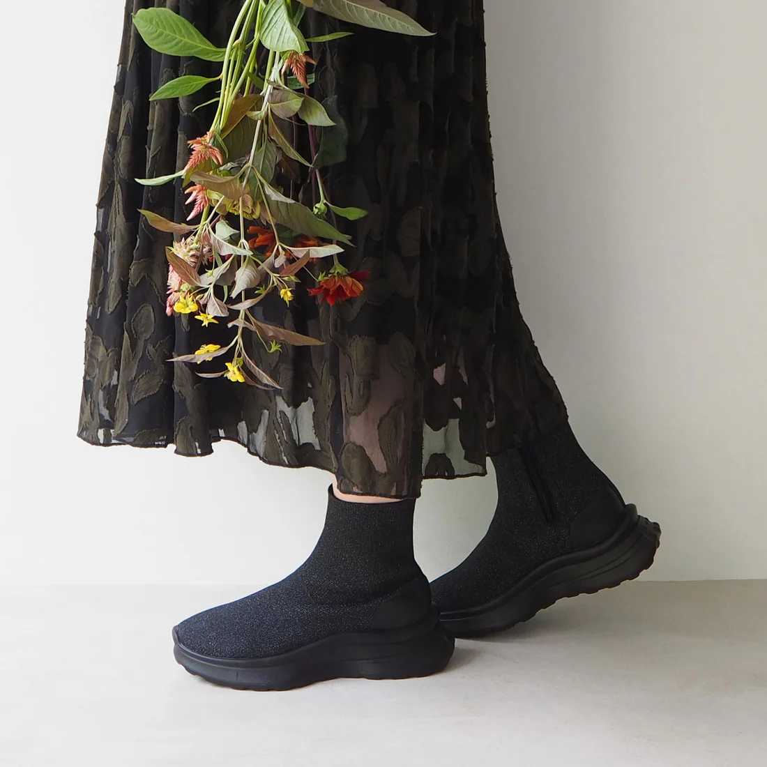 サイドジップスニーカーソールニットブーツ（ブラックメタリック）