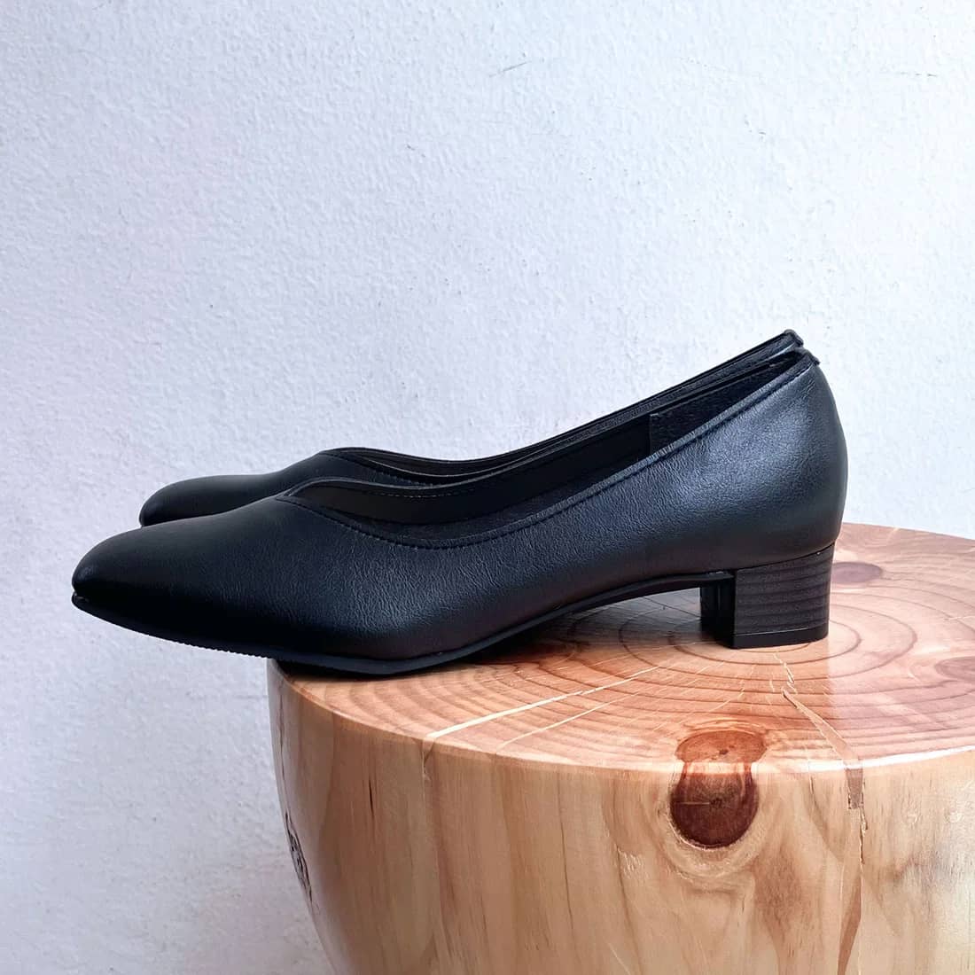 エンチャンテッドenchanted晴雨兼用Vカットスクエアトゥパンプス