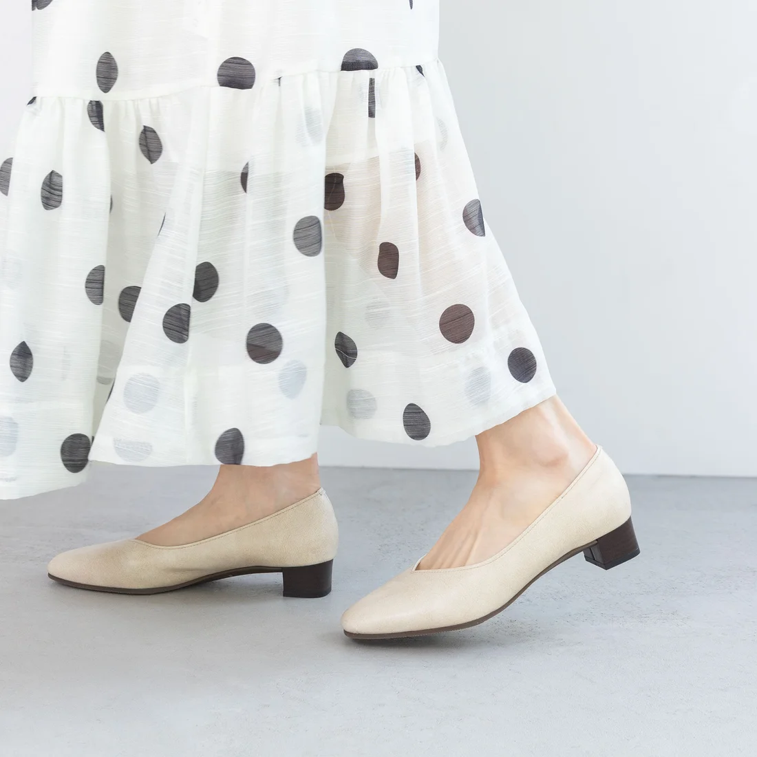 晴雨兼用Vカットスクエアトゥパンプス（アイボリー）