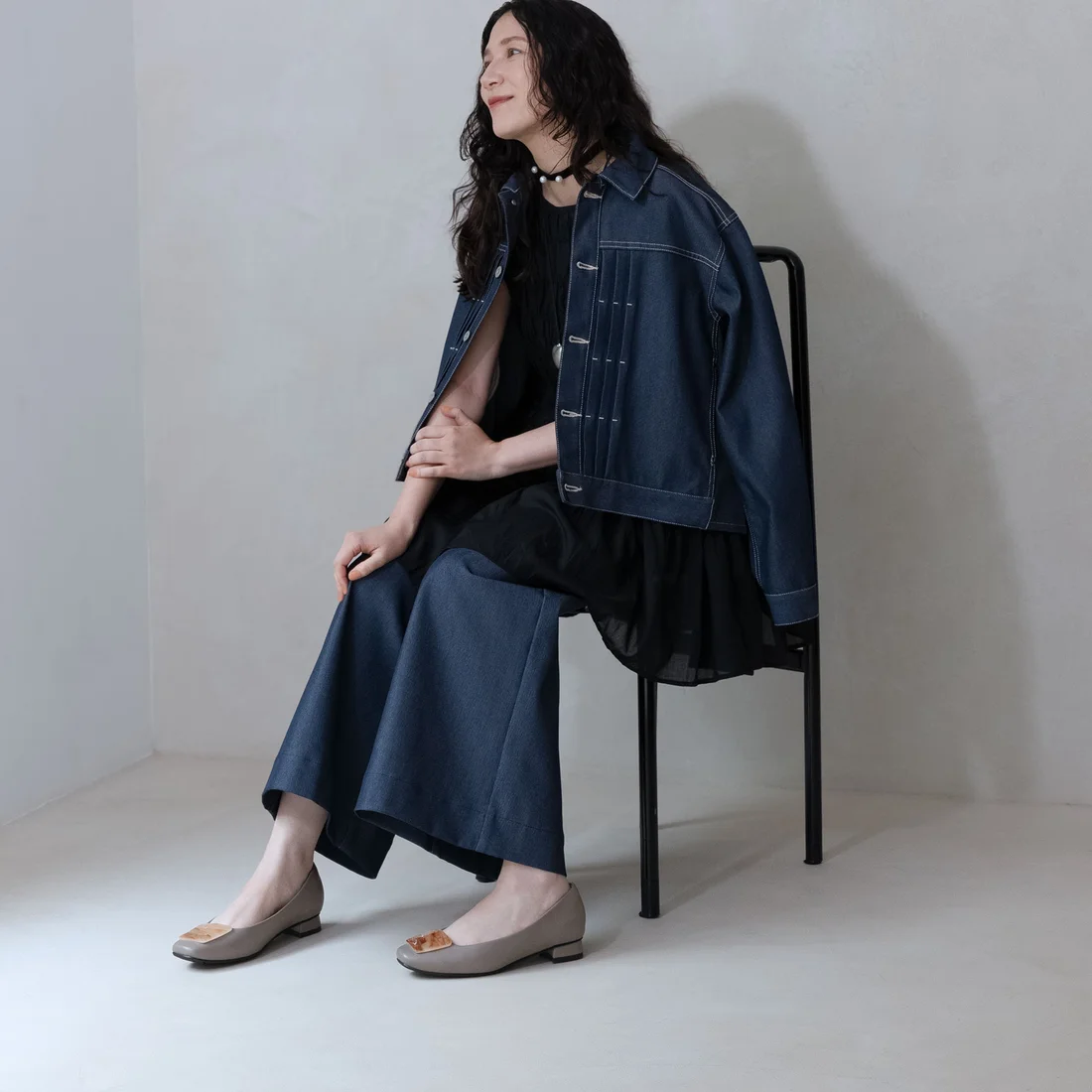 エンチャンテッド晴雨兼用スクエアプレートモチーフパンプス