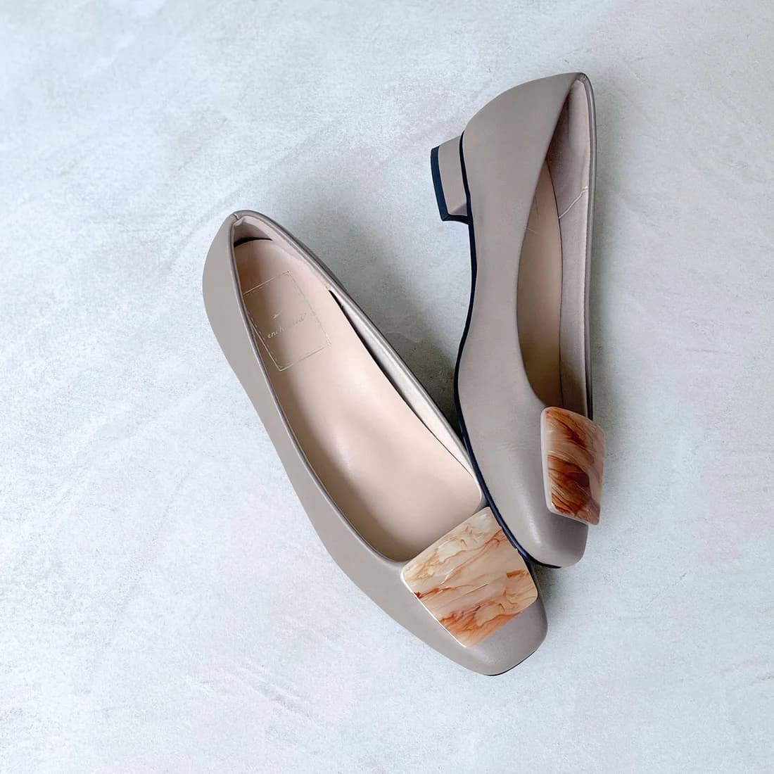 晴雨兼用スクエアプレートモチーフパンプス(グレージュコンビ)