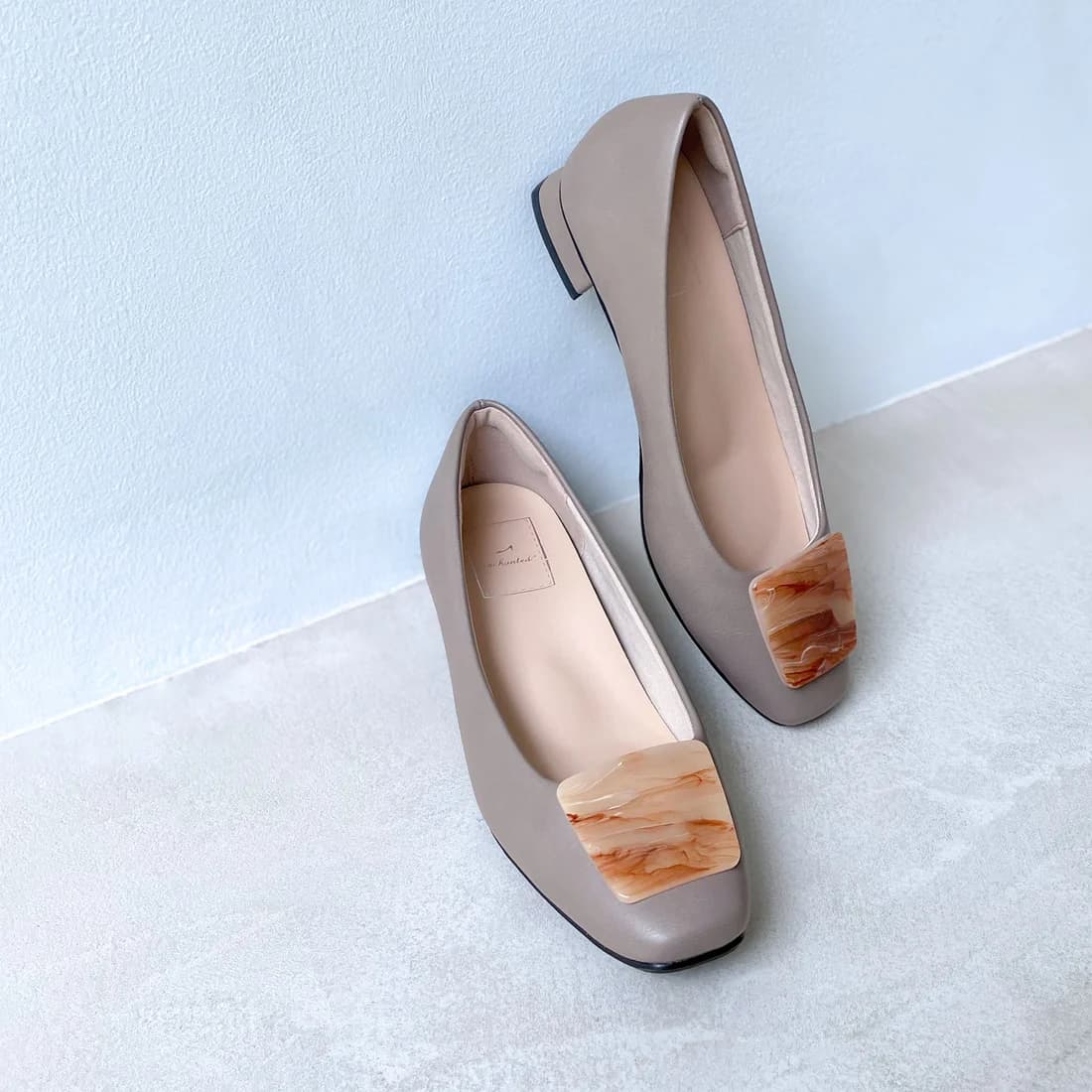 晴雨兼用スクエアプレートモチーフパンプス