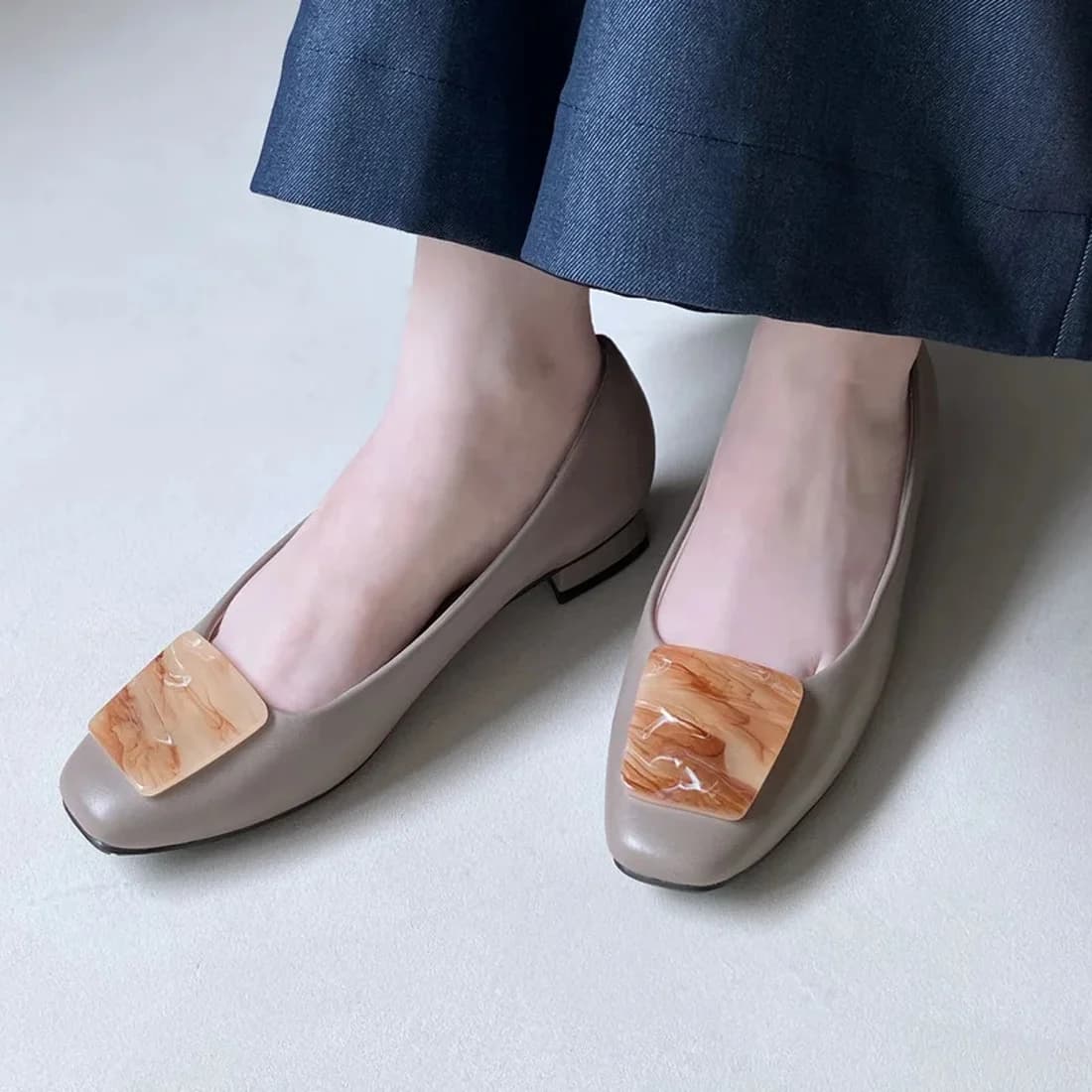 晴雨兼用スクエアプレートモチーフパンプス（グレー）