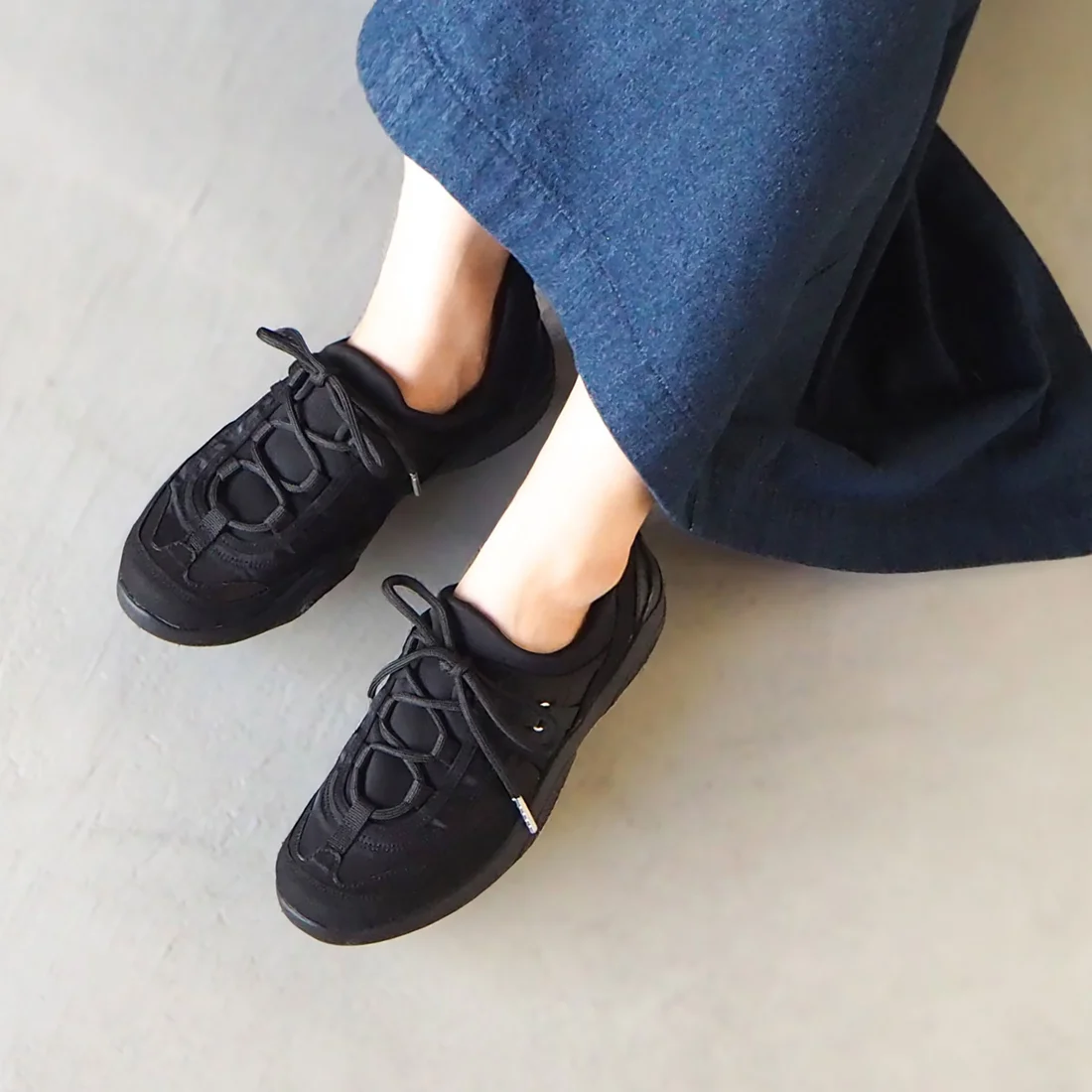 メタリックトリムレースアップスニーカー（ブラック）